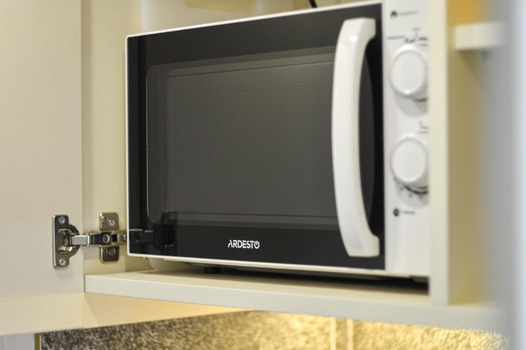 TV a/nebo společenská místnost v ubytování Kyiv Whisky Box Apartments