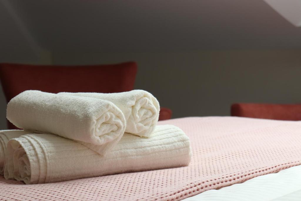 a pile of towels sitting on top of a bed at La Panadería in El Rompido