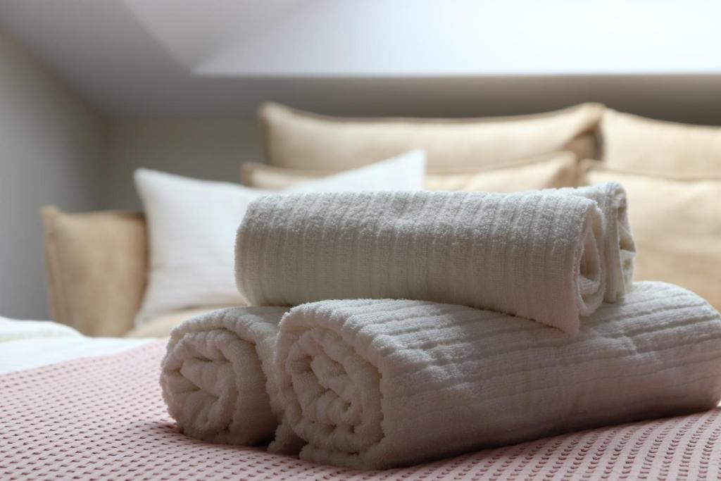 a pile of towels sitting on top of a bed at La Panadería in El Rompido