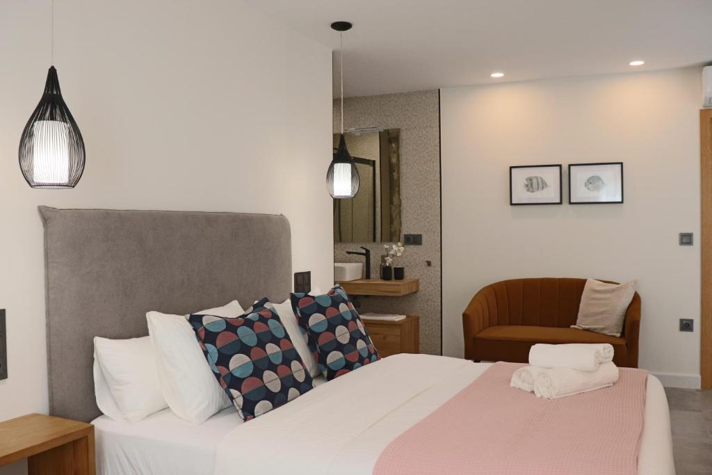 a bedroom with a bed and a chair at La Panadería in El Rompido