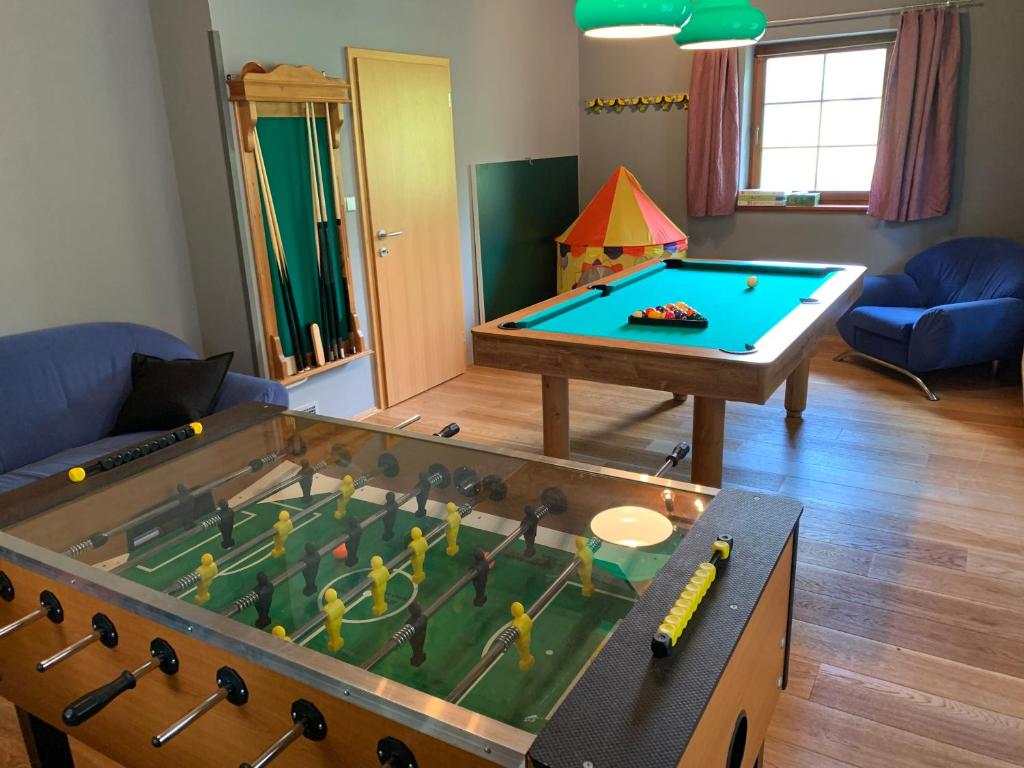 Biliár nebo kulečník v ubytování Chalet Jizerky