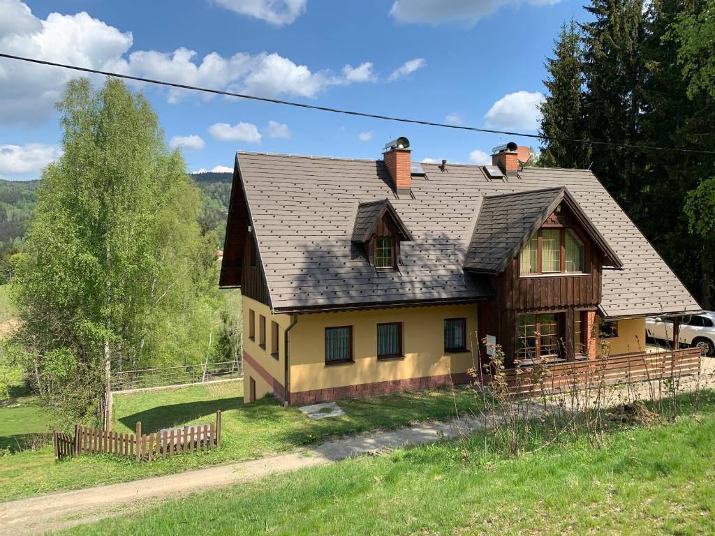 uma casa no lado de uma colina em Chalet Jizerky em Tanvald