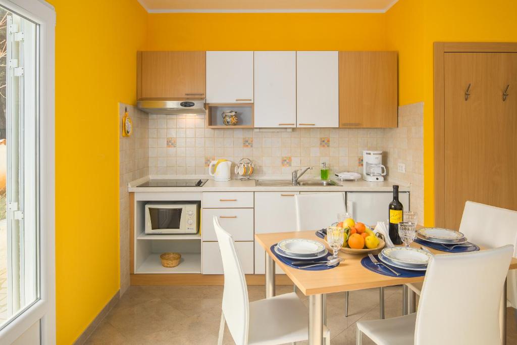 Kuchyň nebo kuchyňský kout v ubytování Apartment Gloria Premium