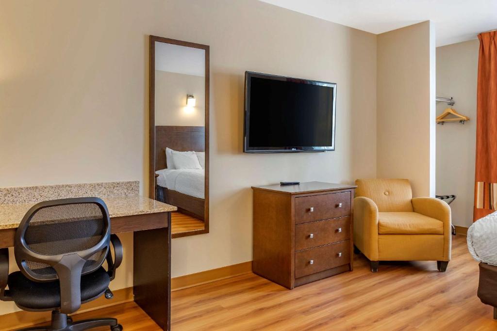 TV a/nebo společenská místnost v ubytování Quality Inn & Suites