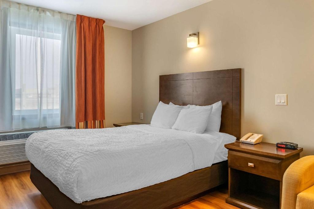 Postel nebo postele na pokoji v ubytování Quality Inn & Suites