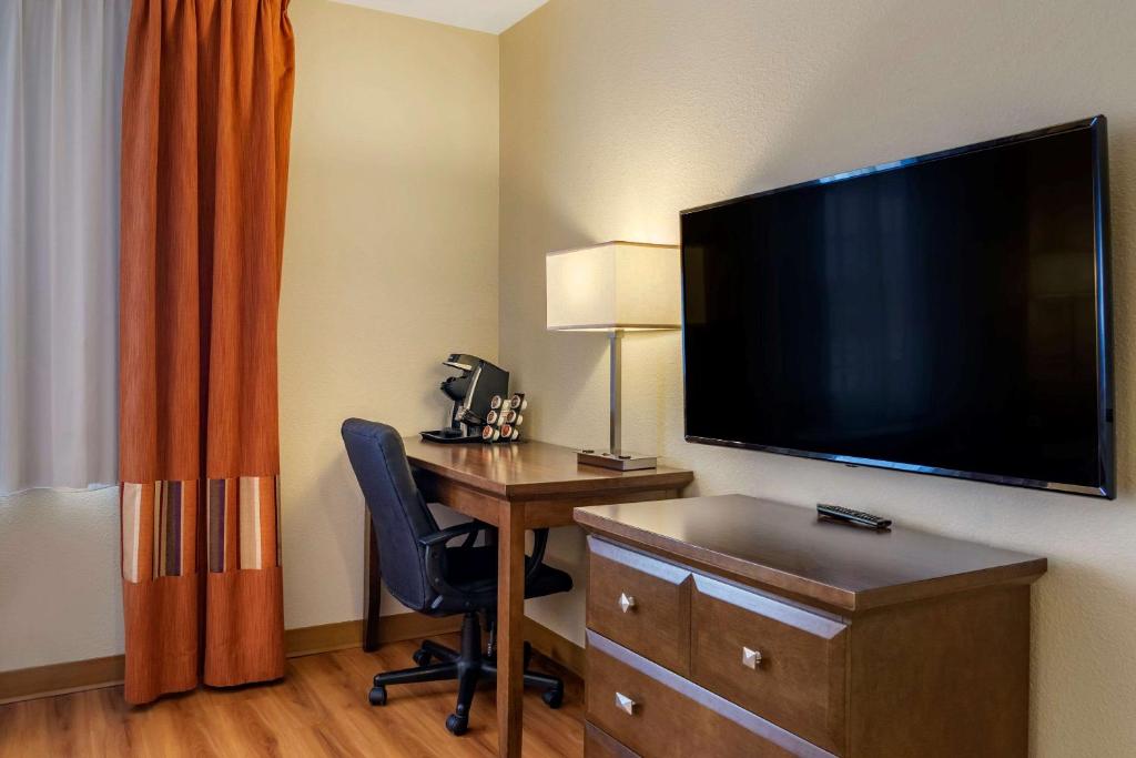 TV a/nebo společenská místnost v ubytování Quality Inn & Suites