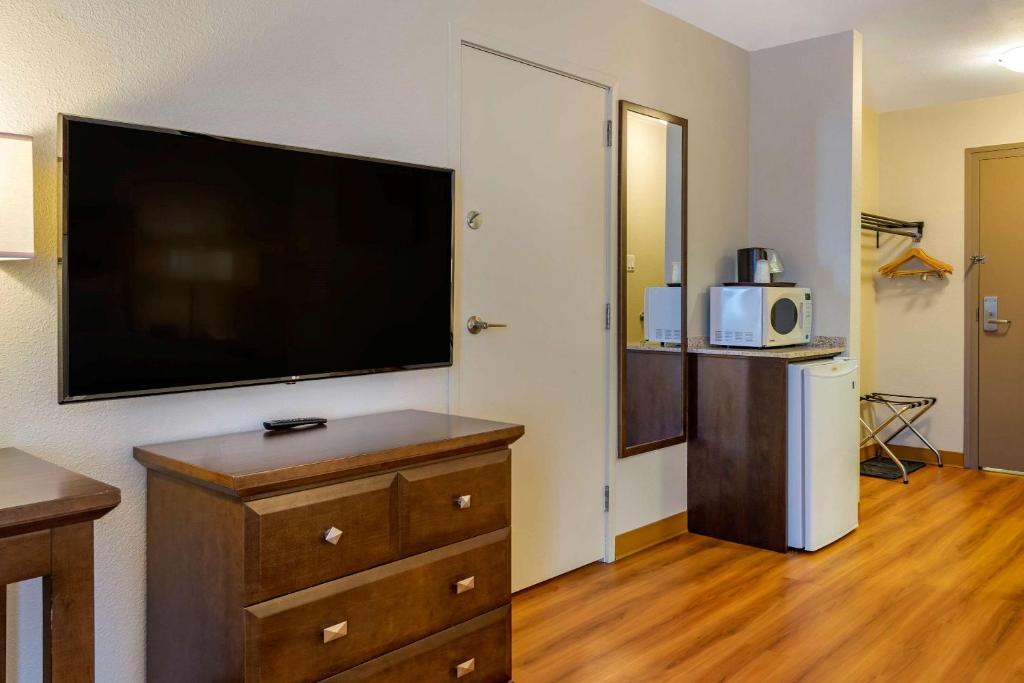 Kuchyň nebo kuchyňský kout v ubytování Quality Inn & Suites