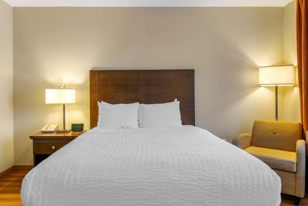 Postel nebo postele na pokoji v ubytování Quality Inn & Suites