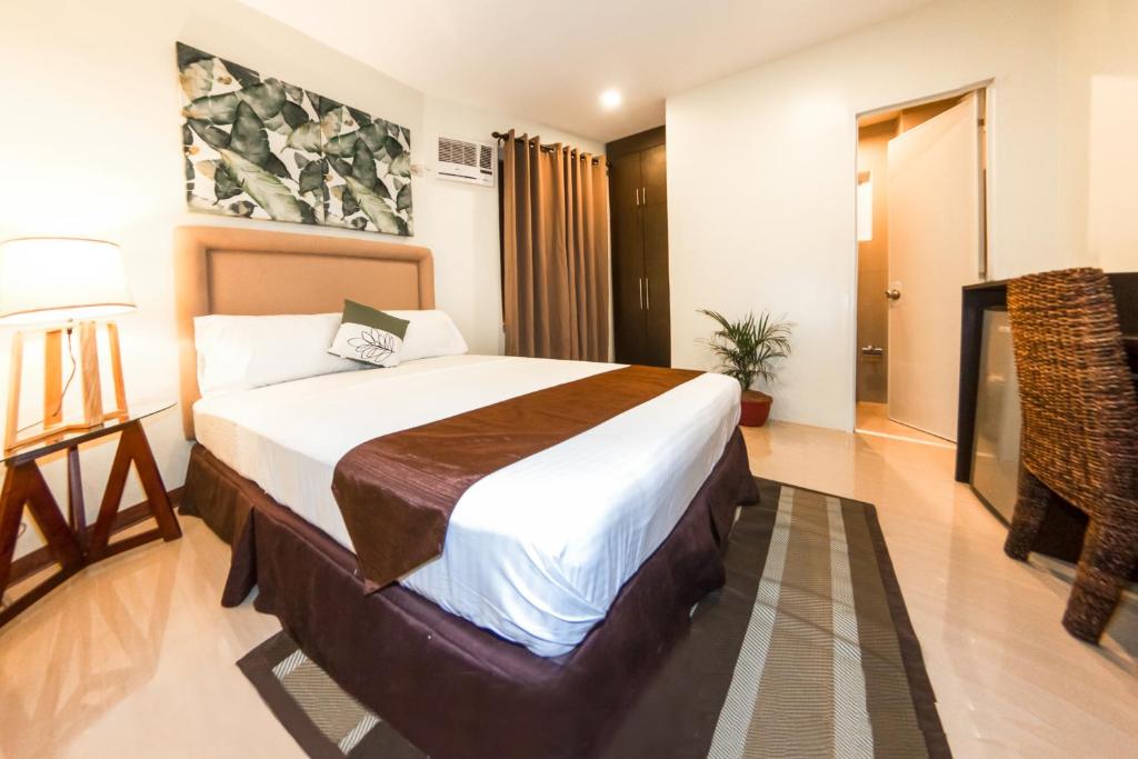 a bedroom with a large bed in a room at Verovino Suites in Cebu City