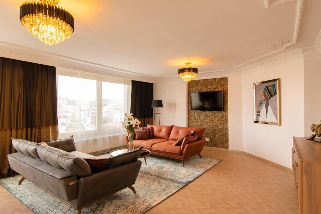 TV a/nebo společenská místnost v ubytování Charming Suite Bosphorus View