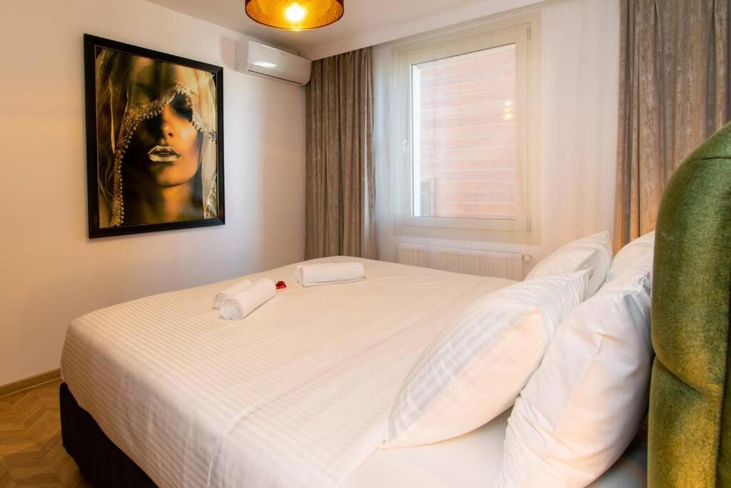 Postel nebo postele na pokoji v ubytování Charming Suite Bosphorus View