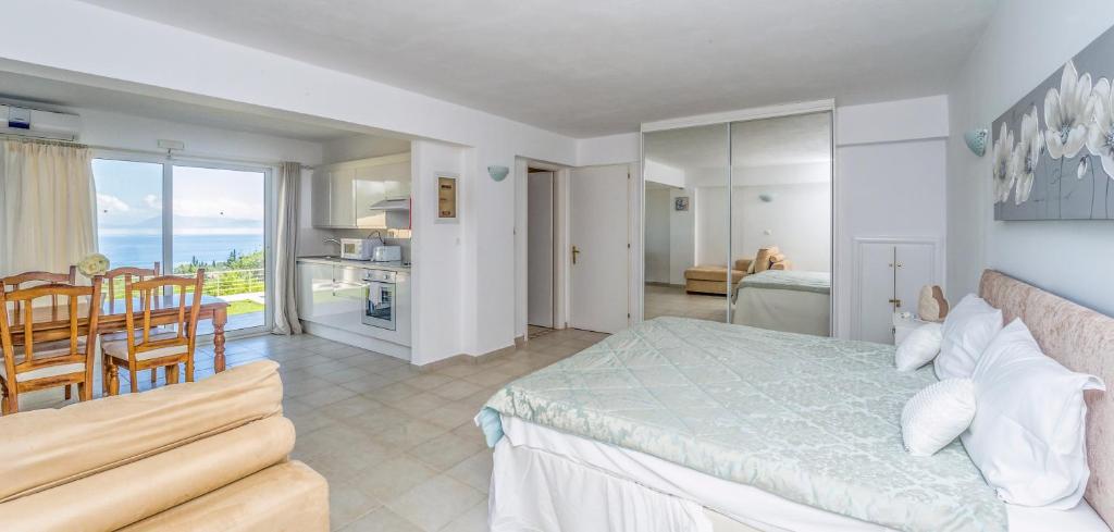 Postel nebo postele na pokoji v ubytování Spileo House Boutique Apartments - Adults Only