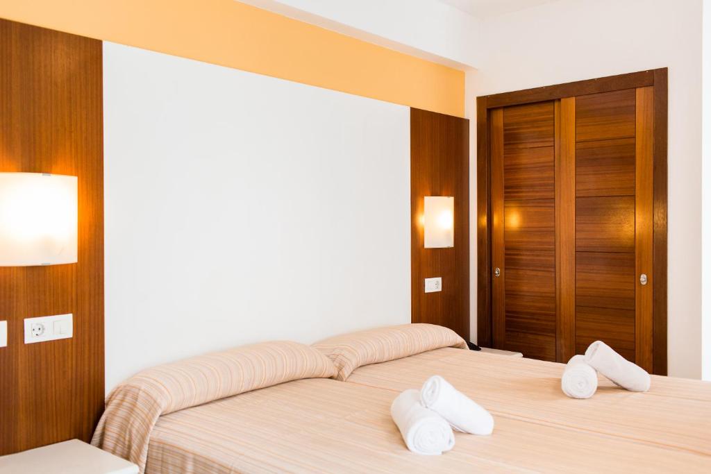 Postel nebo postele na pokoji v ubytování Sagitario Hostal Ciutadella