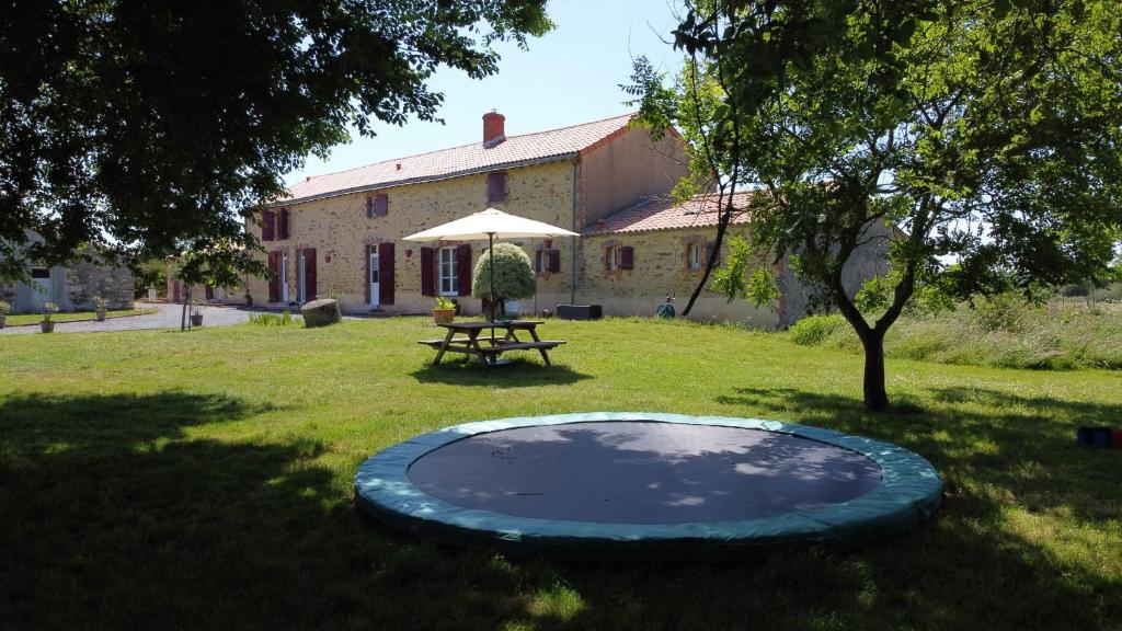 un pequeño trampolín en el patio de una casa en Le Pré d'Olonne, en Olonne-sur-Mer