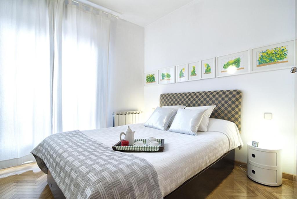 Un dormitorio con una cama y una bandeja. en MIT House Chueca X en Madrid, en Madrid