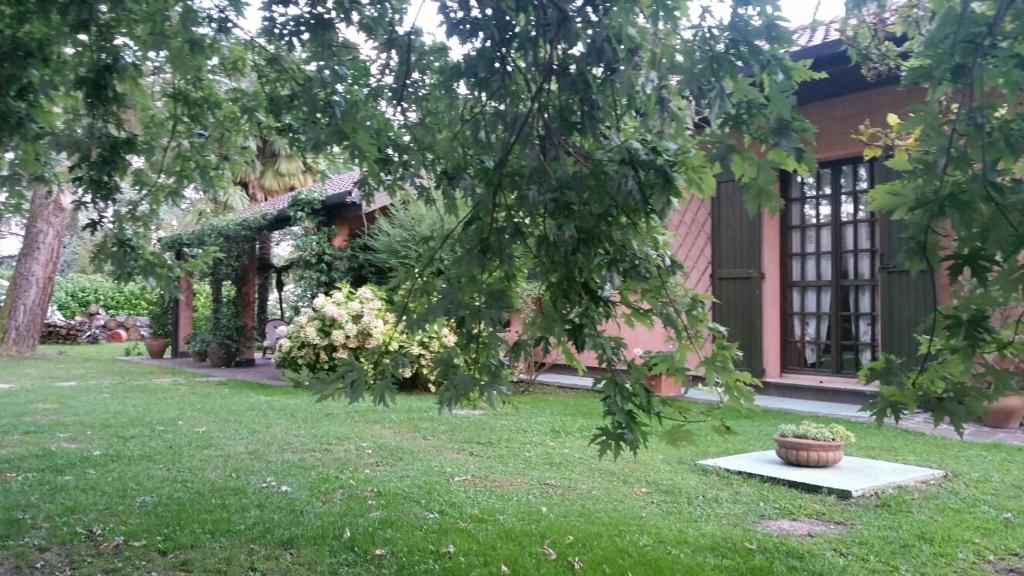 O grădină în afara B&B Al Roncaccio