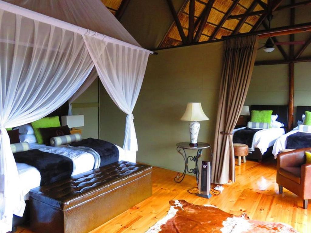 Postel nebo postele na pokoji v ubytování Bush Lodge – Amakhala Game Reserve