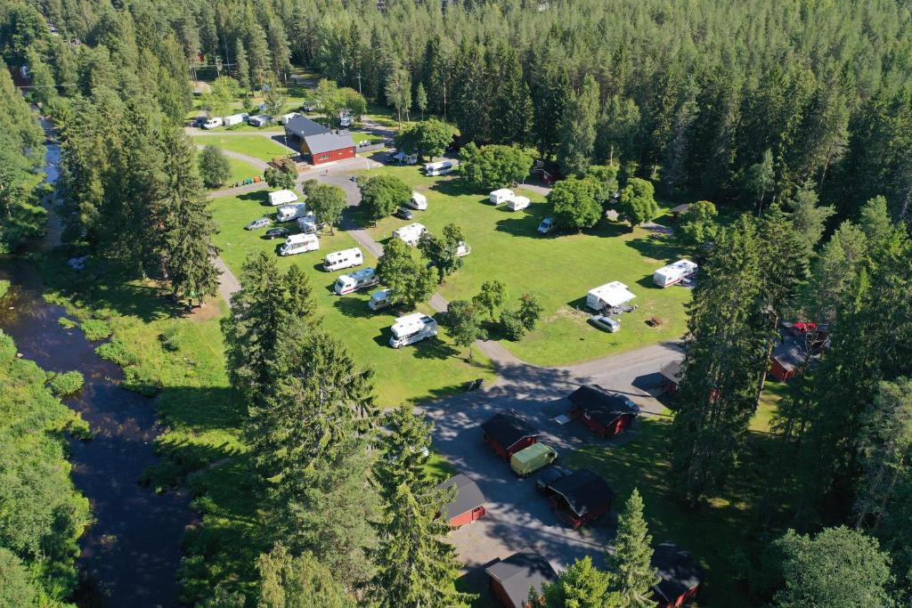 z góry widok na obóz z drzewami w obiekcie Seinäjoen leirintäalue w mieście Seinäjoki
