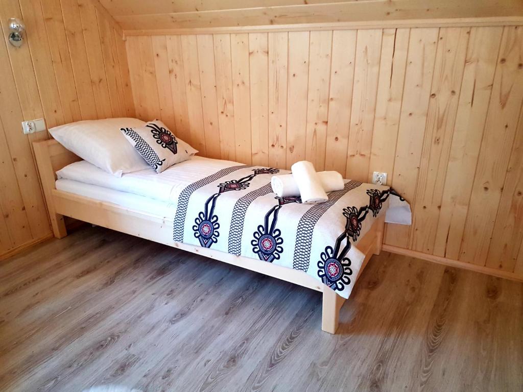 Posteľ alebo postele v izbe v ubytovaní Domki u Karola