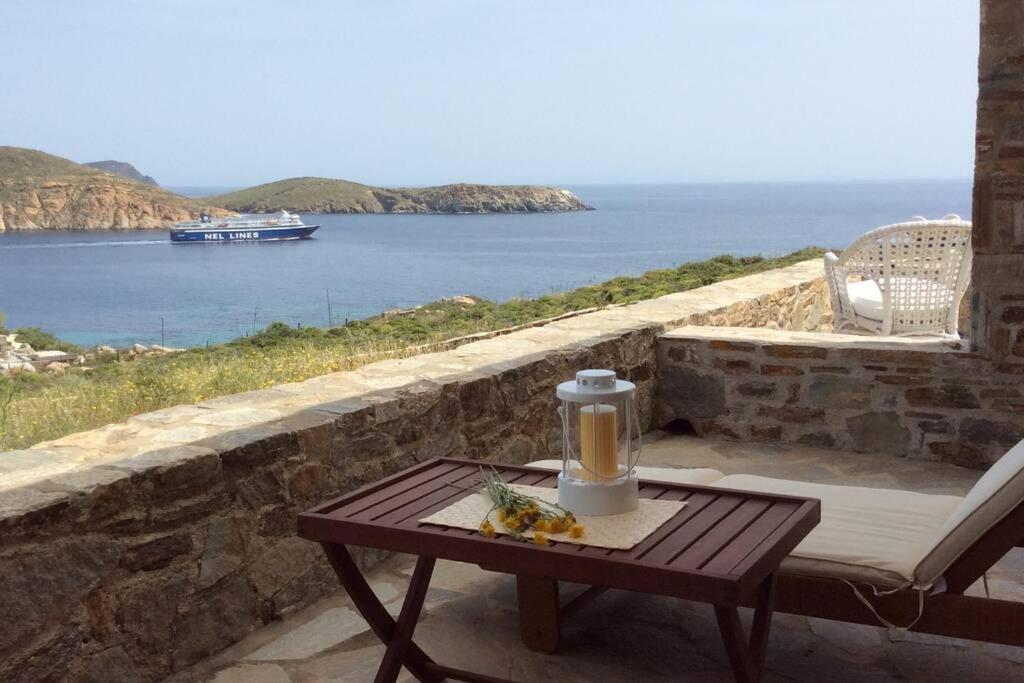 een salontafel op een patio met uitzicht op de oceaan bij Chez Semiramis The Summer Breeze House for 13 persons 5'min from the beach in Serifos Chora