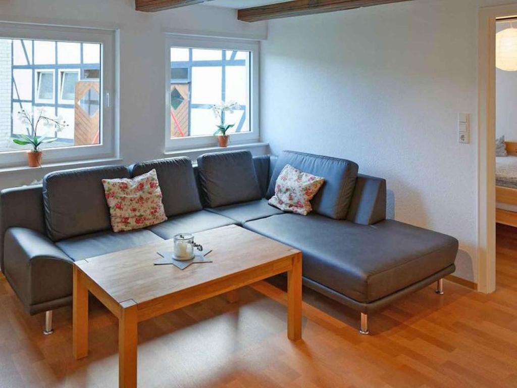 uma sala de estar com um sofá e uma mesa de centro em Riekeshof em Schmallenberg