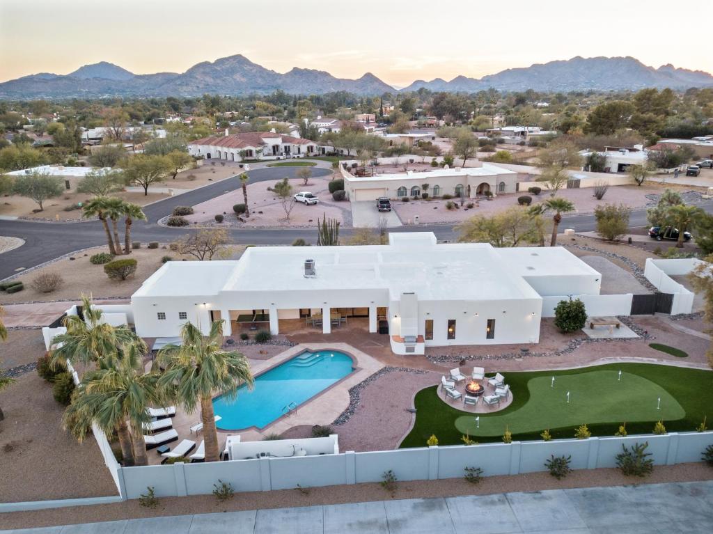 una vista aérea de un edificio con piscina y complejo en The Estate at Gold Dust, en Scottsdale