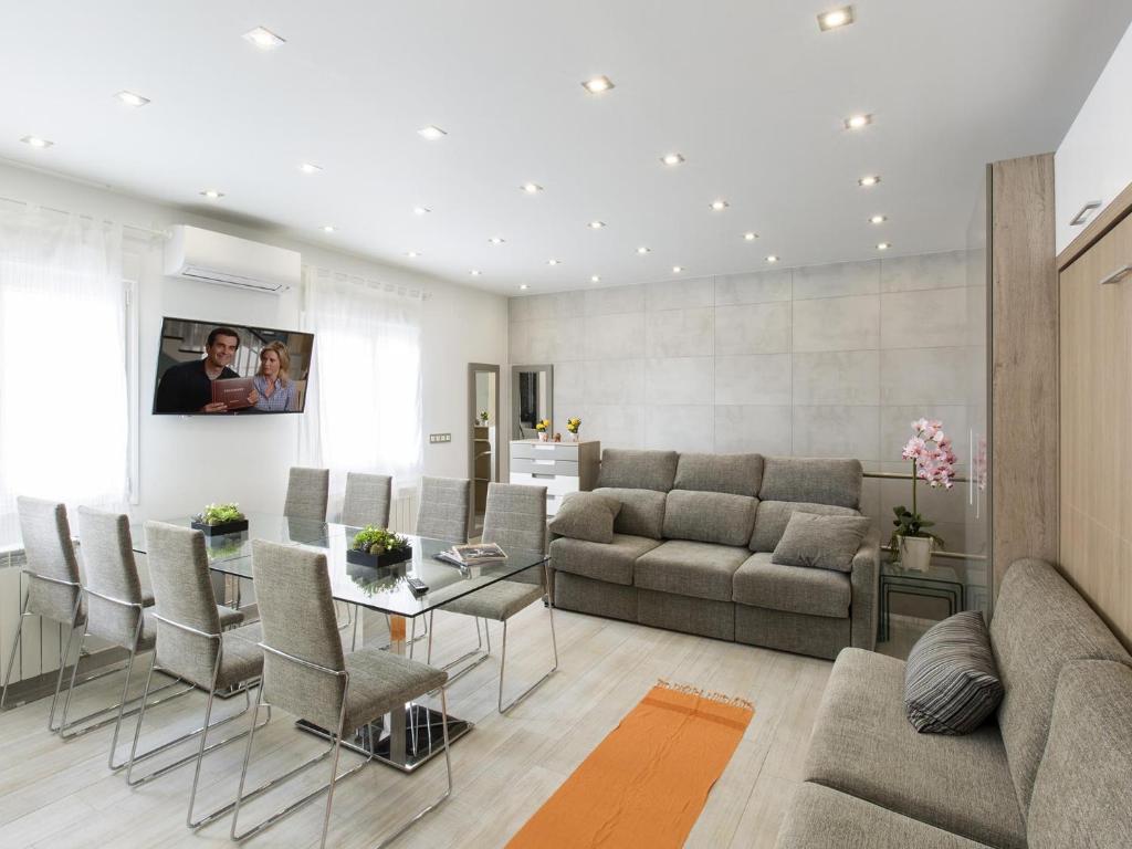 sala de estar con sofá, mesa y sillas en MIT House Salamanca Confort Alcala en Madrid, en Madrid