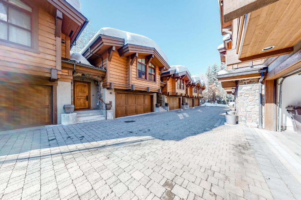 una calle adoquinada frente a algunos edificios de madera en Luxury Mountain Townhome, en Ketchum