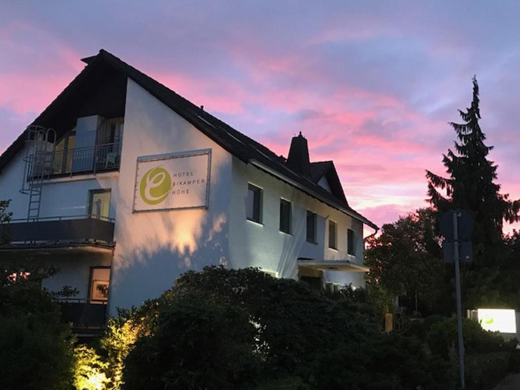 un bâtiment avec un panneau sur son côté dans l'établissement Hotel Eikamper Höhe, à Odenthal