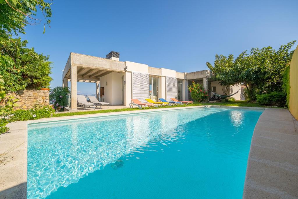 una piscina frente a una casa en Villa Illa, en L'Escala