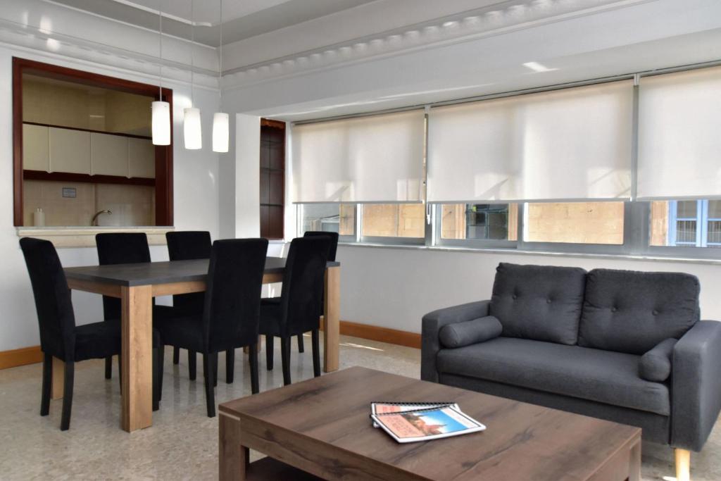 Posezení v ubytování 2 Bedroom, Central and Spacious Apartment with Sea View - 2