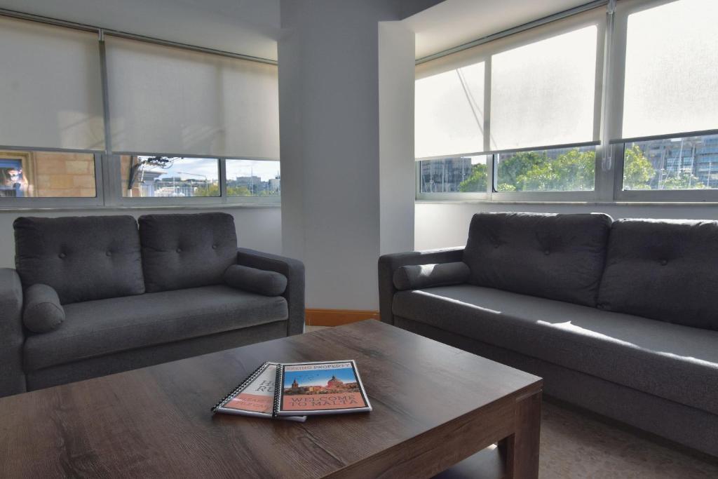 Posezení v ubytování 2 Bedroom, Central and Spacious Apartment with Sea View - 2
