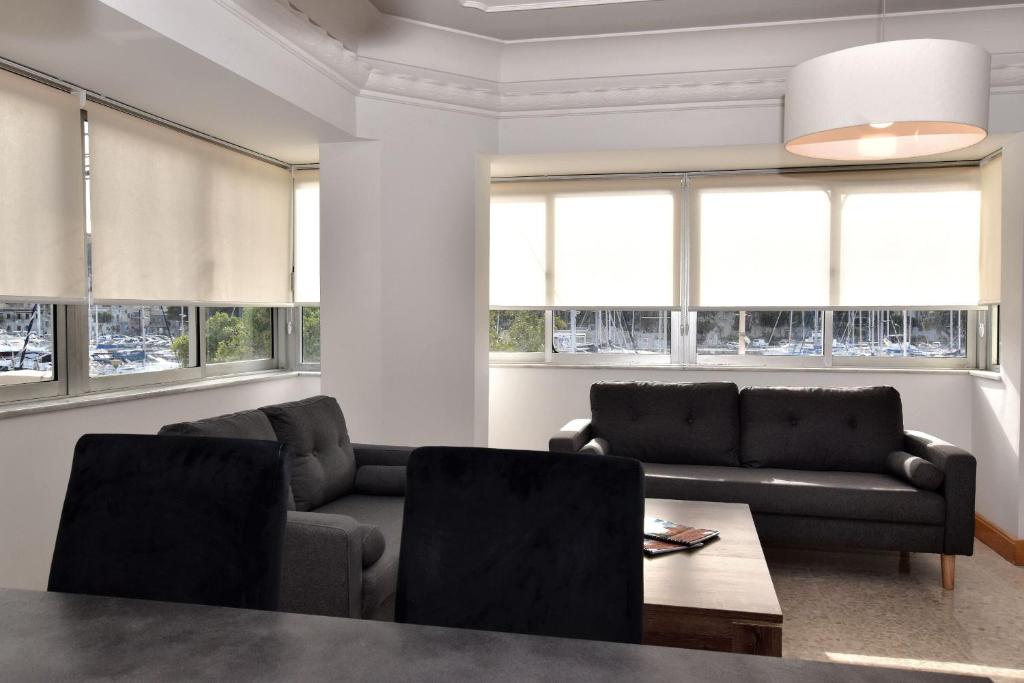 Posezení v ubytování 2 Bedroom, Central and Spacious Apartment with Sea View - 2