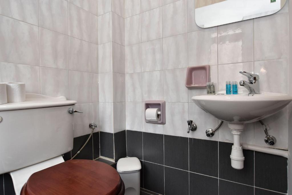 Koupelna v ubytování 2 Bedroom, Central and Spacious Apartment with Sea View - 2