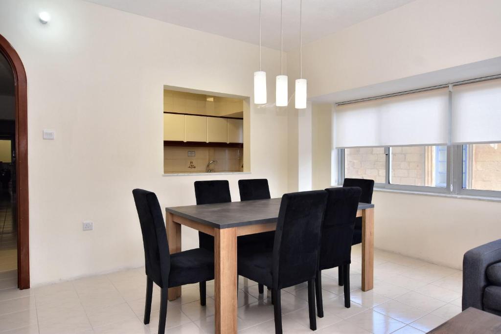Fotografie z fotogalerie ubytování Bright and Spacious 2 Bedroom Apartment with Harbour View - 3 v destinaci Msida