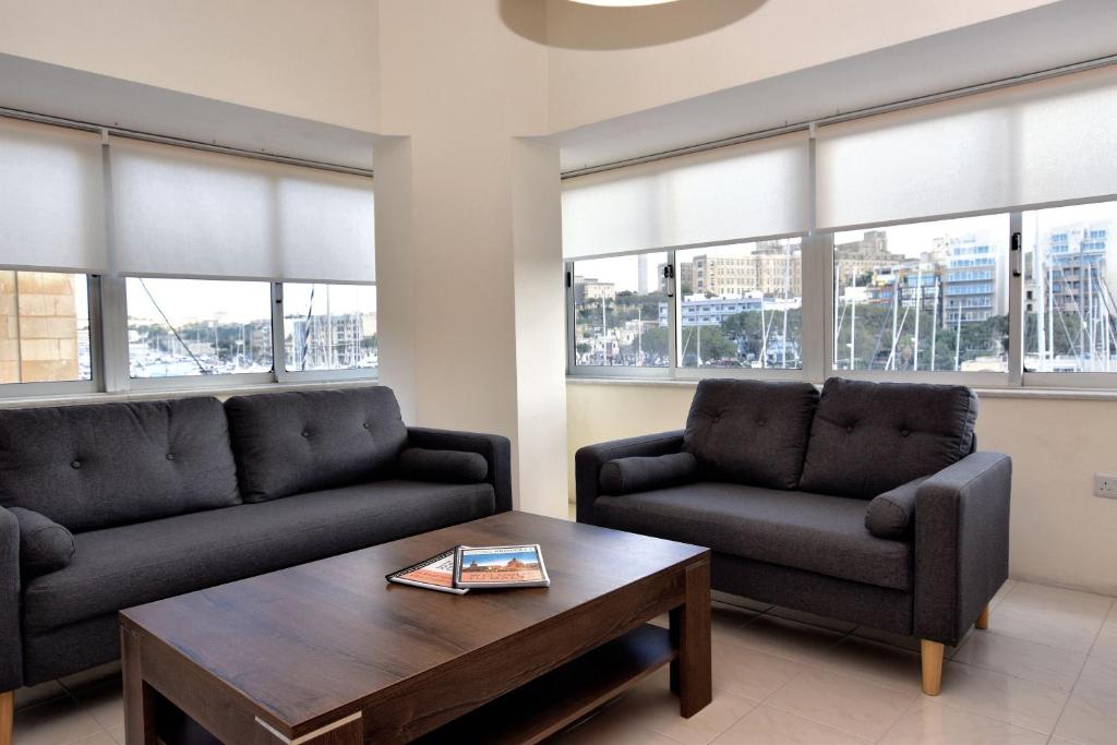Posezení v ubytování Bright and Spacious 2 Bedroom Apartment with Harbour View - 3