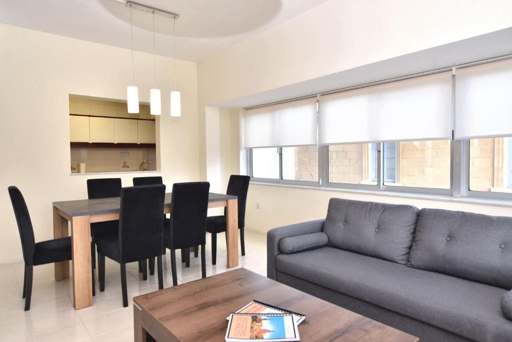 Posezení v ubytování Bright and Spacious 2 Bedroom Apartment with Harbour View - 3