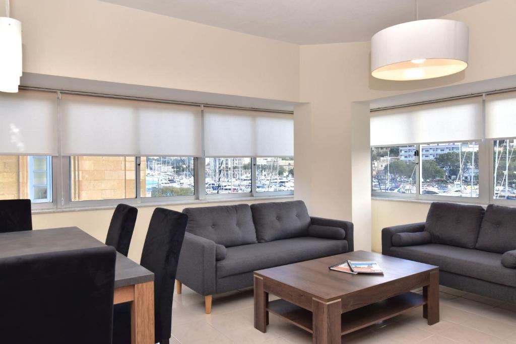 Posezení v ubytování Bright and Spacious 2 Bedroom Apartment with Harbour View - 3