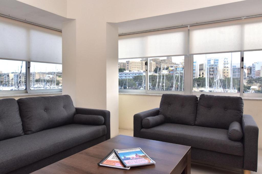 Posezení v ubytování Bright and Spacious 2 Bedroom Apartment with Harbour View - 3