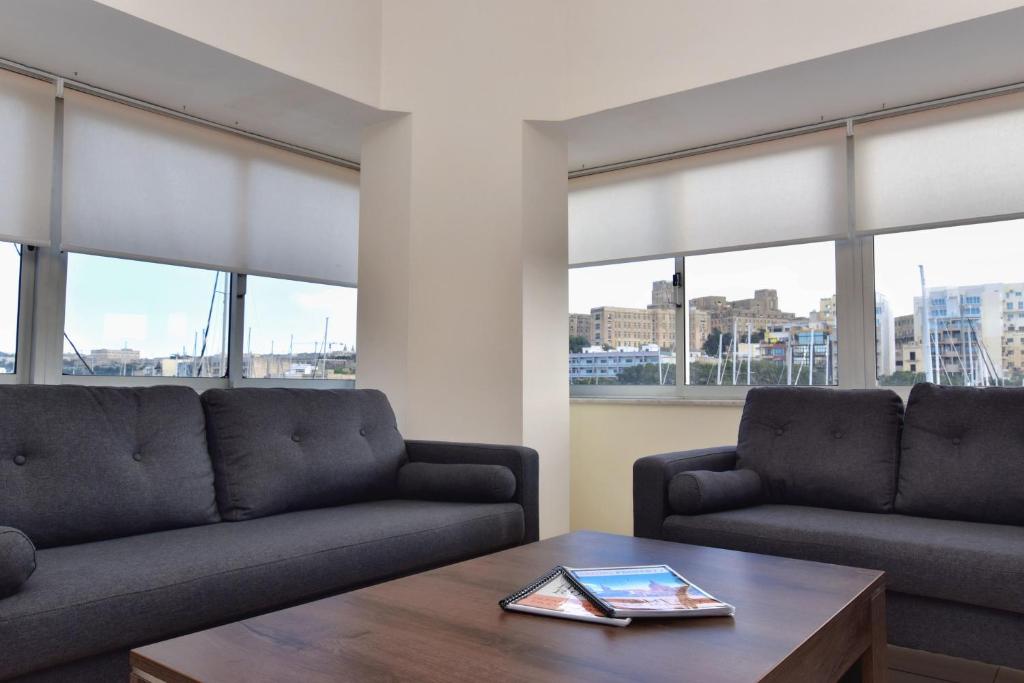 Posezení v ubytování Bright and Spacious 2 Bedroom Apartment with Harbour View - 3