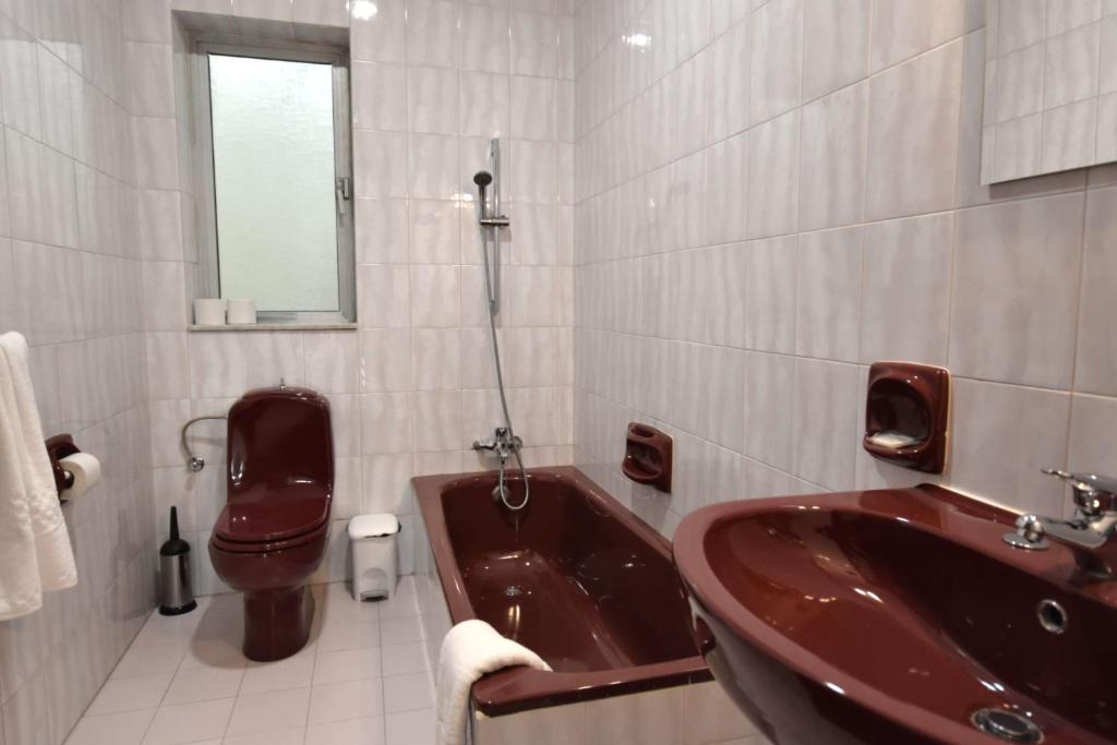 Koupelna v ubytování Bright and Spacious 2 Bedroom Apartment with Harbour View - 3