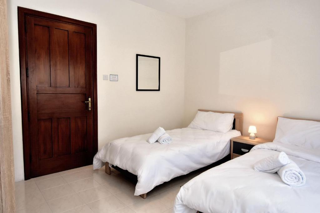 Postel nebo postele na pokoji v ubytování Bright and Spacious 2 Bedroom Apartment with Harbour View - 3