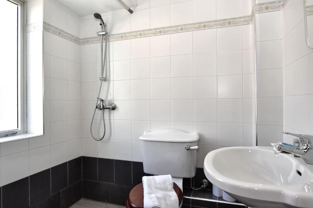 Koupelna v ubytování Bright and Spacious 2 Bedroom Apartment with Harbour View - 3
