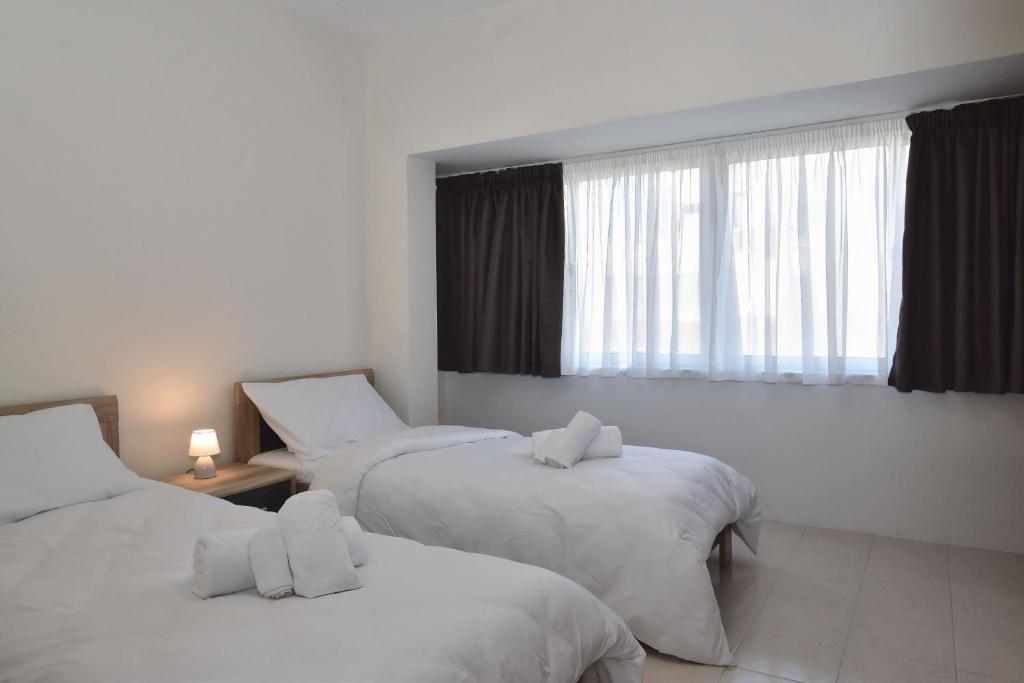 Postel nebo postele na pokoji v ubytování Bright and Spacious 2 Bedroom Apartment with Harbour View - 3