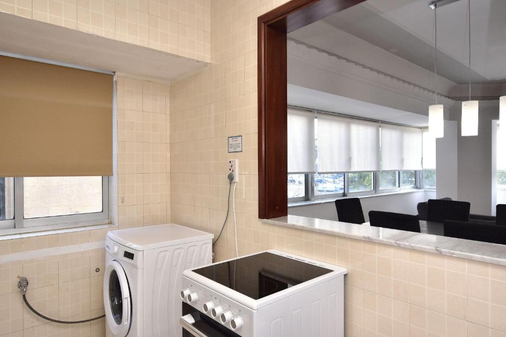 Fotografie z fotogalerie ubytování Bright and Spacious 2 Bedroom Apartment with Harbour View - 3 v destinaci Msida