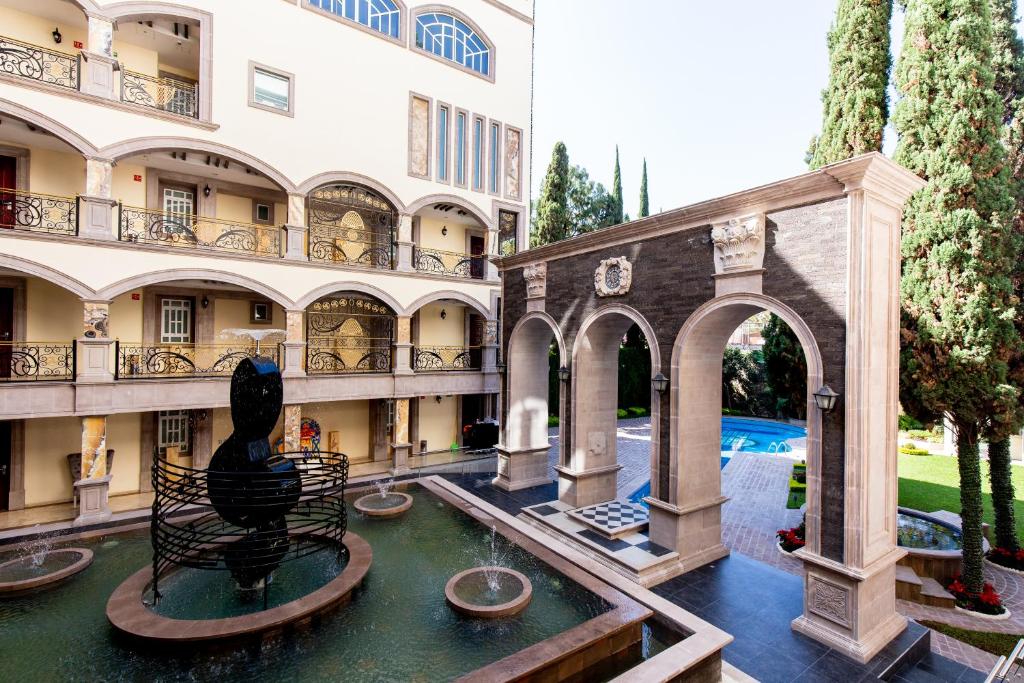 Bazén v ubytování HOTEL & SPA MANSION SOLIS by HOTSSON nebo v jeho okolí