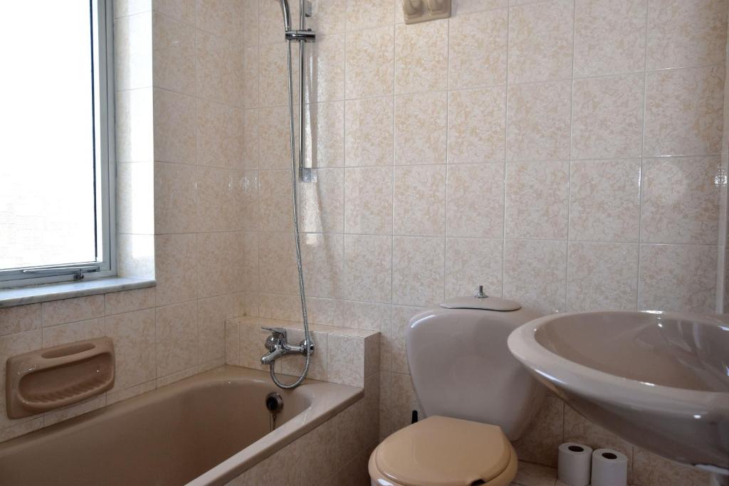 Koupelna v ubytování 2 Bedroom Apartment - Spacious, Bright & Central - 4