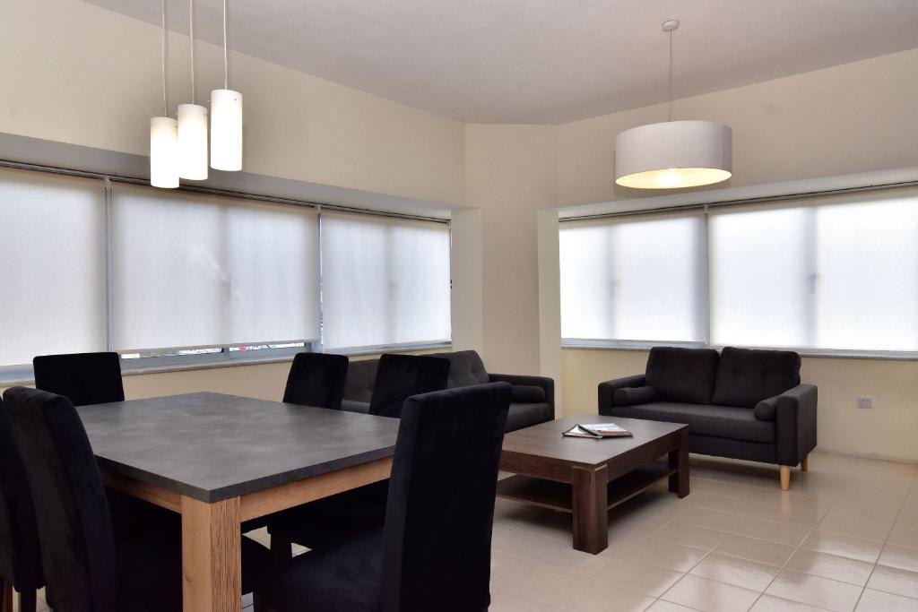 Posezení v ubytování 2 Bedroom Apartment - Spacious, Bright & Central - 4
