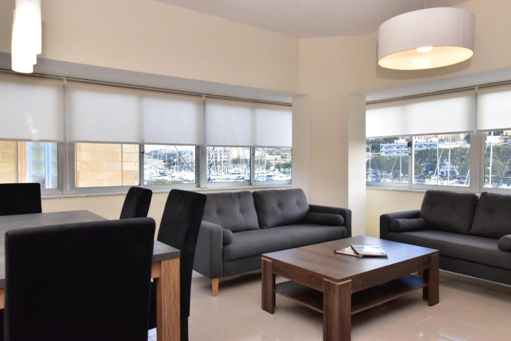 Posezení v ubytování 2 Bedroom Apartment - Spacious, Bright & Central - 4
