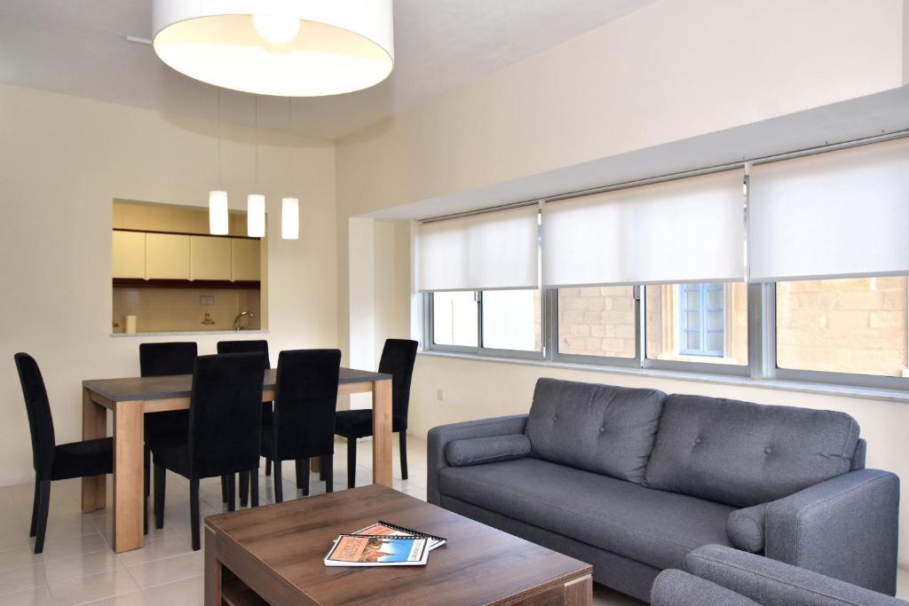 Posezení v ubytování 2 Bedroom Apartment - Spacious, Bright & Central - 4